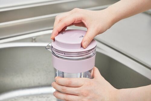 手にフィットして蓋があけやすい 横置きできる冷水筒おすすめ イメージ2