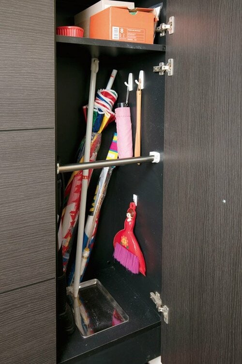 見せたくないホウキや靴ベラは扉裏にフックで隠してスッキリ! イメージ