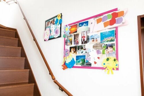 子どもの作品のライブラリに!布を挟むだけで額縁の下地が完成 イメージ