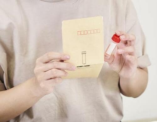 採取：スタッフのオンライン指導で唾液を採取 イメージ3