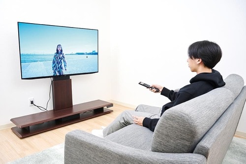 2:椅子に座ってテレビを見る イメージ