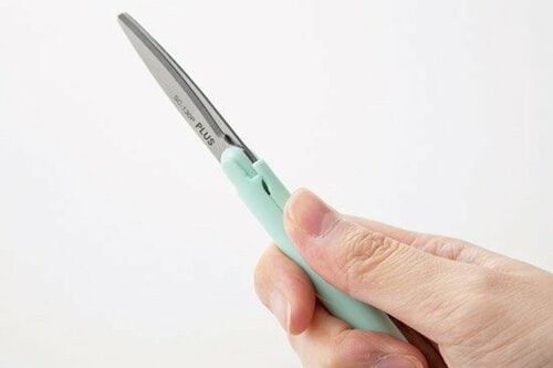 携帯性も高いツイッギーは優秀なハサミにも負けない切れ味