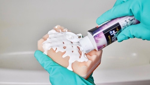 STEP1：スポンジにたっぷり洗剤をかける 鏡用ウロコ落としおすすめ イメージ