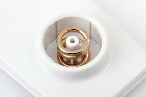 バネで支えるからずり落ちにくい
