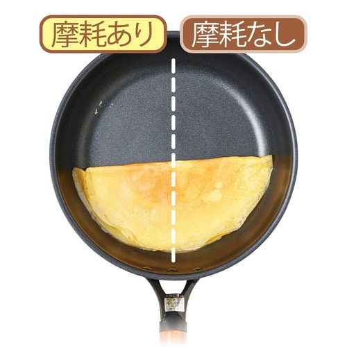 パール金属「ファストクック 2層鋼ダイヤモンドコートフライパン 24cm」の耐久性テストの様子