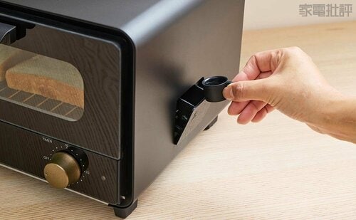 給水口はサイドに。付属の給水カップは給水口にしまえます! プライベートブランドのトースターおすすめ イメージ