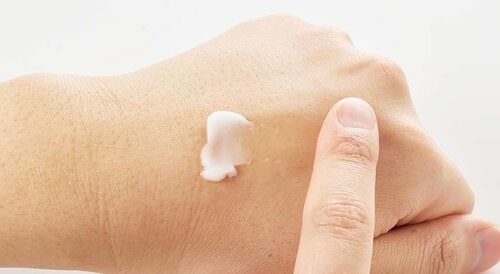 カサカサ肌を防ぐ！ ハンドクリームを使った方がいい理由 メンズハンドクリームおすすめ イメージ