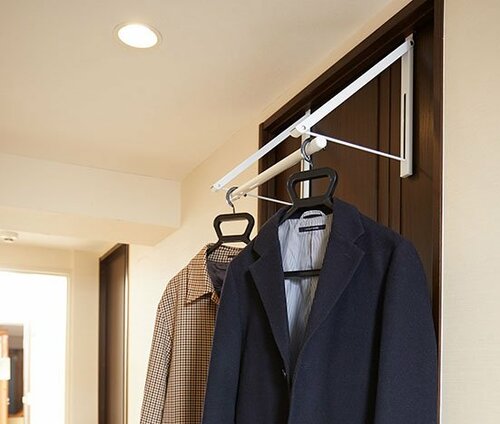 花粉やタバコ臭を未然に防ぐドア裏ハンガーのススメ イメージ