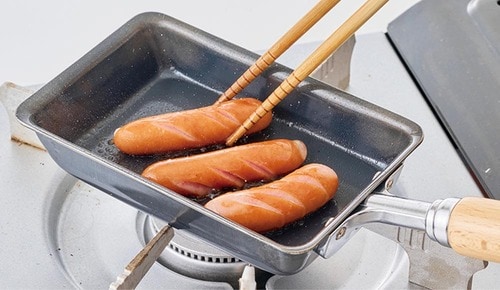 玉子焼きだけじゃなくソーセージやコーンを炒めても◎ キッチン用品おすすめ イメージ