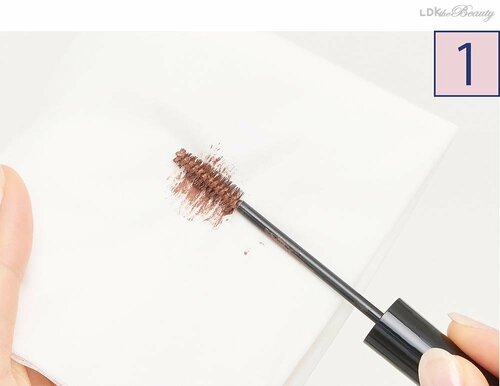 ステップ1:赤みブラウンのマスカラを選ぶ ポイントメイクおすすめ イメージ