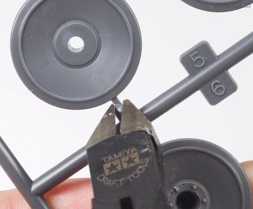 ステップ2:刃の平らな側をパーツに向けて切る プラモデル用ニッパーおすすめ イメージ
