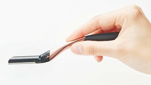 大きくカーブしたハンドルが手になじむ L字カミソリおすすめ イメージ