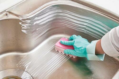 2：シンクの目に沿って洗剤をなでつけてこする イメージ