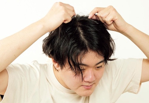 5:根元は軽く馴染ませる メンズヘアミルクおすすめ イメージ