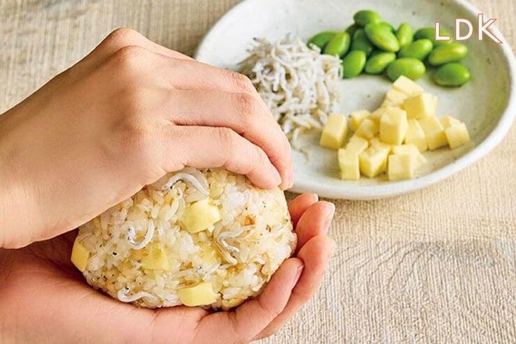 おにぎりの具材に迷ったらチーズが正解！ サクッと“高たんぱく昼食”が完成しちゃいます【LDK】