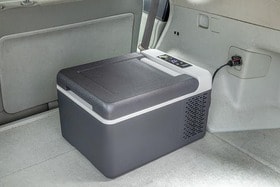 長時間、車にいるのが快適になる家電2選。おすすめの空気清浄機と車載冷蔵庫のイメージ