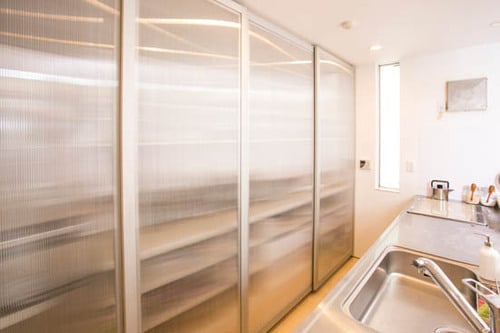 むき出しの棚にプラスすればあっという間に生活感ゼロへ イメージ