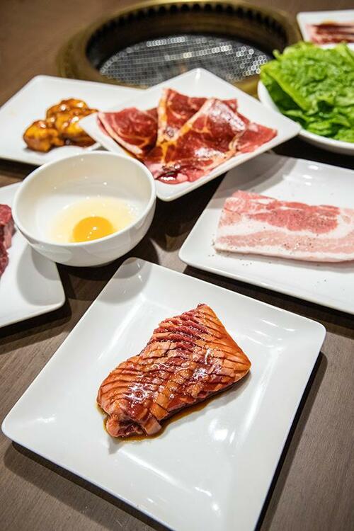 【3.】肉、スイーツ、寿司も好きなだけ!