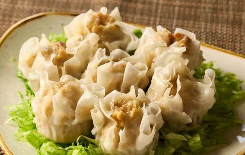 調理して盛り付けた冷凍シュウマイ