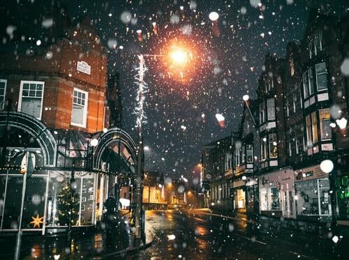 雪が降り始めた夜景