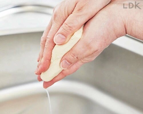 2：手で挟んで水を切る 木綿豆腐の冷凍保存術おすすめ イメージ