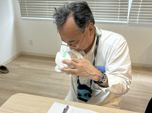 テスト1:擬似尿の消臭性能 大人用おむつおすすめ イメージ