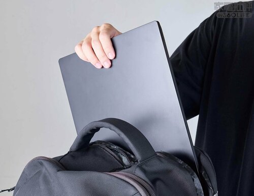 【携帯性】大画面ながら約1.2kgと軽い イメージ