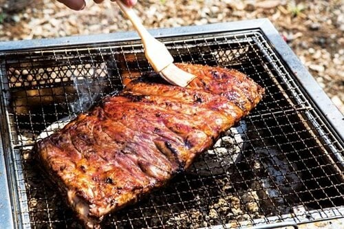 ［非日常肉④］大物スペアリブにはヨシダソースを重ねて照り焼き風に イメージ2