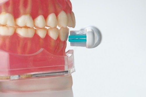 【電動歯ブラシの角度】面は90度、歯と歯茎の間は45度 安い電動歯ブラシおすすめ イメージ