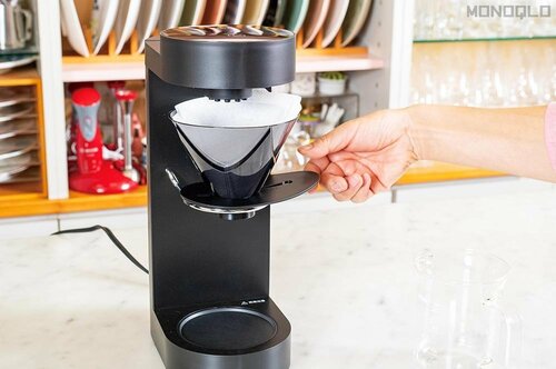 ドリッパーをホルダーに乗せるだけで着脱がスムーズ コーヒーメーカーおすすめ イメージ