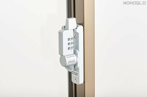 窓用補助錠は簡単に設置できるおすすめ防犯グッズ ウエラ名古屋「ダイヤル式防犯クレセント錠 あかないんです」おすすめ イメージ