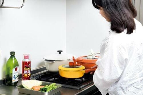 鍋から炎があがることも! 料理中の地震は怖いんです… イメージ