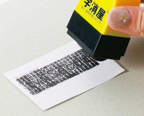 漢字と英字で二重ブロック印面文字に目が奪われます