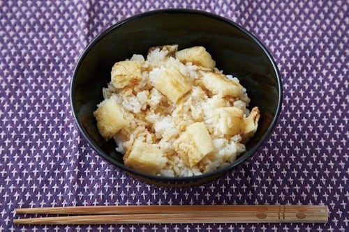 薬味を追加すれば完璧シンプルな味わいの油揚げ丼 イメージ