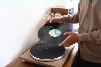 2:ターンテーブルに載せる レコードプレーヤーおすすめ イメージ
