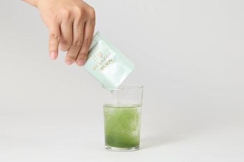 青汁を水に溶かしている様子