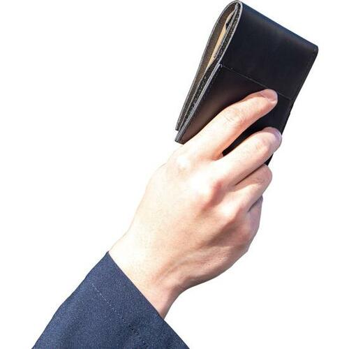 お金もカードもしっかり収納できるのにスマート