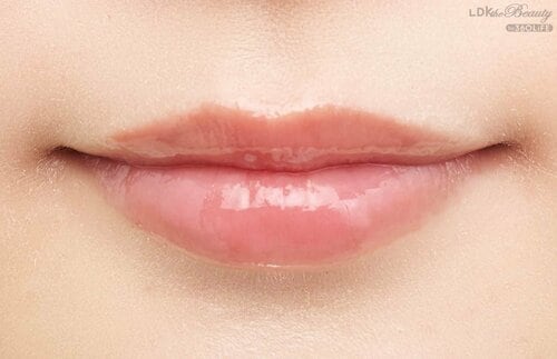 仕上がり：透け感強めな淡い発色 色付きリップセラムおすすめ イメージ