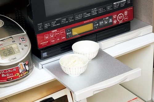 レンジテーブルをレンジ下に置いて盛り付けをラクに