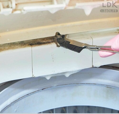 STEP3:Jブラシで汚れをかき出す 洗濯機ホースの掃除方法おすすめ イメージ
