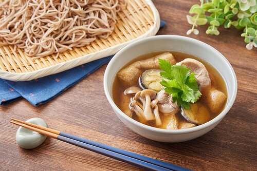 重層的な味わい!炊き込みご飯や煮物にも めんつゆおすすめ イメージ