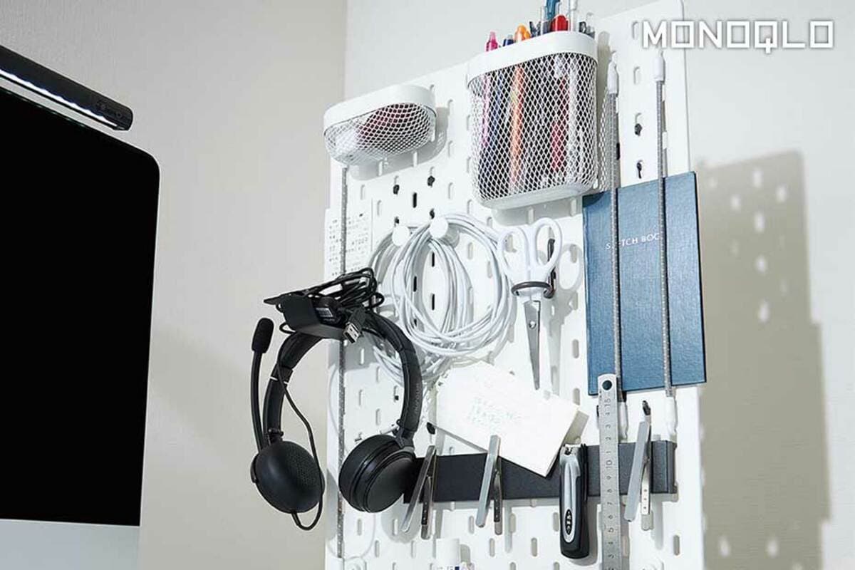 デスク上がスッキリ！ 収納はIKEAの有孔ボードのサイドづかいが