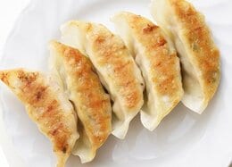 止まらないッ！ コンビニ餃子が旨すぎる説、ご存知ですか【冷凍食品4選】