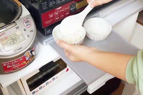 ご飯の盛りつけなど使いたいときだけ出す