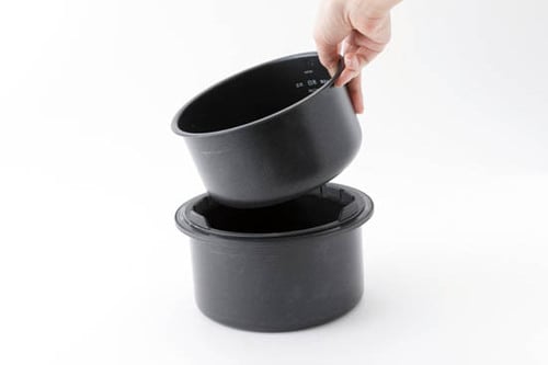 二重釜の蒸気でじっくり低温で炊き上げるバルミューダ