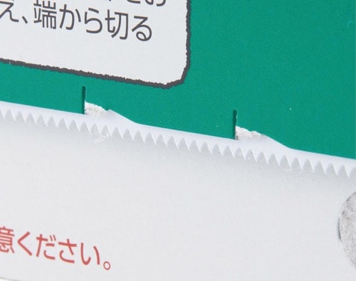 トップバリュ 食品保存ラップの刃にラップがついている様子