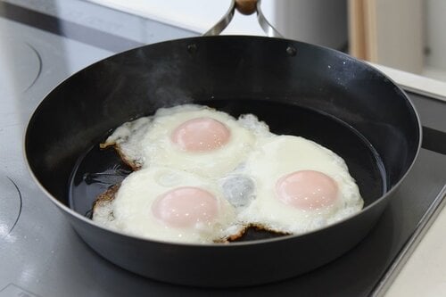 じっくりキレイに焼き上げる 和平フレイズ enzo(エンゾウ) 鉄フライパン 26cm 鉄フライパンおすすめ イメージ5