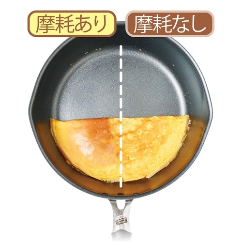 トップバリュ「ホームコーディ サッと手軽に料理ができる軽量フライパン 26cm」の耐久性テストの様子