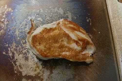 鶏肉は少しくっつくも皮がパリッと香ばしく焼けた イメージ