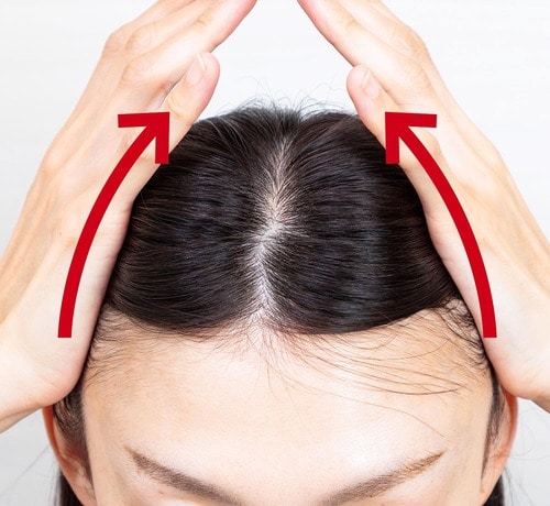 STEP3:頭皮を上に引き上げる シャンプーブラシおすすめ イメージ